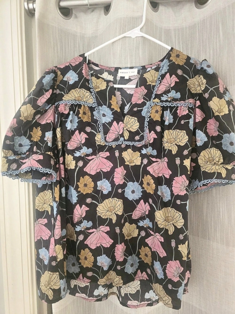 entro Floral Blouse in Black & Pink Size Large